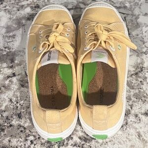 Cariuma low top canvas sneaker ‘Cornsilk’ Pantone
